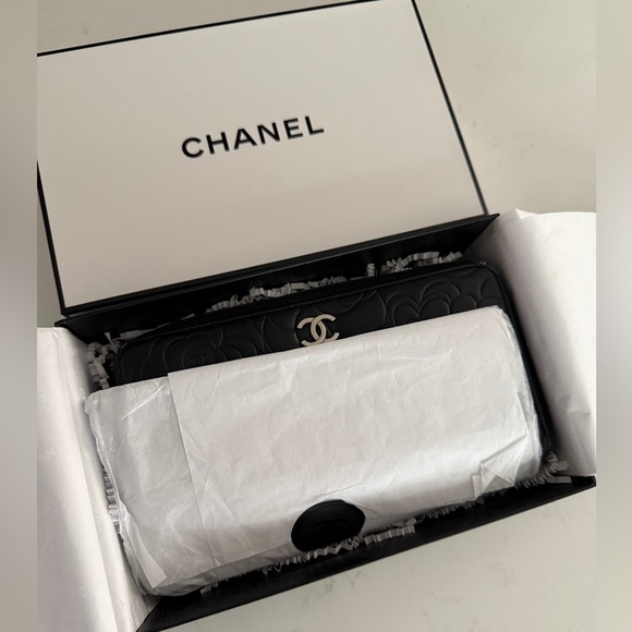 Chanel Camellia Zipper Wallet Bag Black - Picture 2 of 15